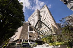 东京东京大都会大饭店的一座高大的建筑,前面有一个螺旋楼梯