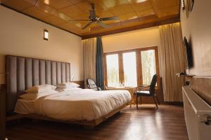 列城Cho Palace的一间卧室配有一张大床和吊扇