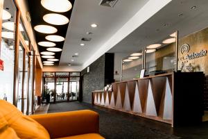 布热格安东尼奥会议酒店的一个带橙色沙发的餐厅的大堂