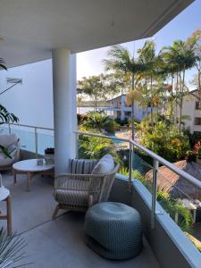努萨维尔穆尼纳海滩公寓酒店的阳台配有椅子,享有海景