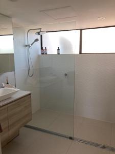 努萨维尔穆尼纳海滩公寓酒店的带淋浴和盥洗盆的浴室
