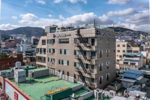 釜山Brosis Hotel的顶部有火坑的建筑物