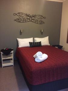 贝纳拉Benalla Apartments的酒店客房,配有带两条毛巾的床