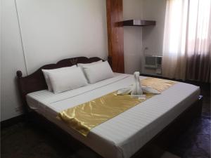 公主港OYO 880 Flores De Musa Inn的一间卧室配有一张床,床上有浴袍
