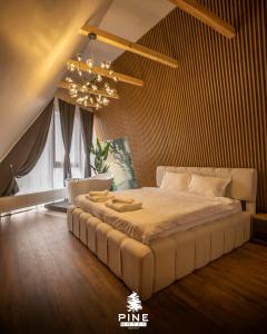 布雷佐维察Pine Villas Brezovice的一间卧室配有一张床和一个吊灯