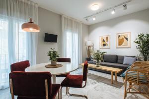 塞维利亚Magno Apartments Guadalquivir Terrace的客厅配有桌子和沙发