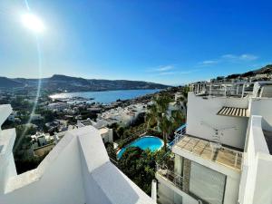 博德鲁姆Bodrum Gündoğan Koyu Havuzlu Site的从大楼的阳台上可欣赏到海景