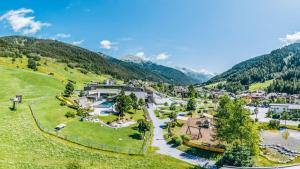 圣安东阿尔贝格Quality Hosts Arlberg - AFOCH FEI - das Landhaus的享有山区度假胜地的空中景致