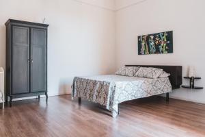 莫诺波利Casa Greta的一间卧室配有一张床和一个橱柜
