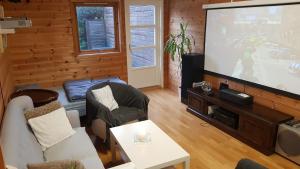TimeOne-room cabin without shower的带平面电视的客厅和客厅。