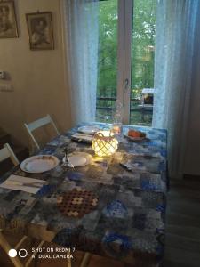 LivataCasa nel bosco的餐桌和桌布