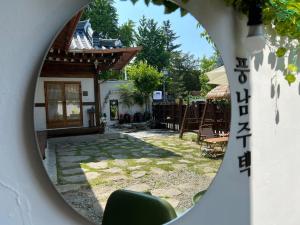 全州市Pungnam House的透过圆形镜子欣赏房子的景色