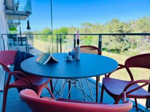 宾茨Haus Zudar / Prora的阳台上的蓝色桌椅,还有书