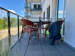 宾茨Haus Zudar / Prora的房屋内的阳台配有桌椅