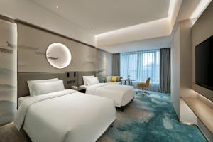 深圳深圳花园格兰云天大酒店-免费迷你吧&延迟14点离店的酒店客房设有两张床和电视。