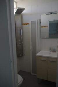 耶尔雷斯托尚德酒店的带淋浴、卫生间和盥洗盆的浴室