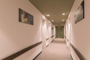 安特卫普安特卫普中心世纪酒店的医院走廊的走廊,有白色的墙壁