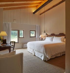 杜兰戈OAR Cottage的卧室配有一张床、一张书桌和窗户。