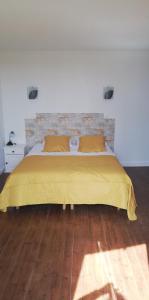 MarsillyLa Marselloise 105 m²的一间卧室配有一张黄色床罩的床