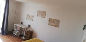 MarsillyLa Marselloise 105 m²的一间有白色墙壁的房间,上面有三幅画