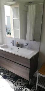 MarsillyLa Marselloise 105 m²的一间带水槽和镜子的浴室