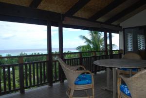 阿鲁坦加艾图塔基莫阿纳别墅的一个带桌椅的海景阳台