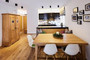 上陶恩Mountain Vita的厨房以及带木桌和椅子的用餐室。