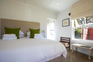 诺丁汉路Springvale Farm的卧室配有带绿色枕头的大型白色床