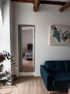 MorsigliaAZUREO - Terrasse du golfe的一间带蓝色沙发的客厅和一间卧室