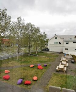 莱克内斯Lofoten Overnatting - Leknes的后院设有野餐桌、长凳和大楼