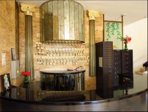 罗德镇Smart Accommodation Rhodes的一间设有桌子和壁挂及酒杯的房间