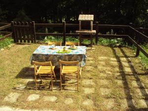 LivataCasa nel bosco的一张桌子,上面有椅子和一盘食物