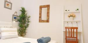蓬扎La casa Rosa的卧室配有一张床,墙上设有镜子