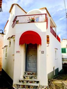阿纳卡普里R&D Rest and Dream Capri的白色的房子,设有门和阳台