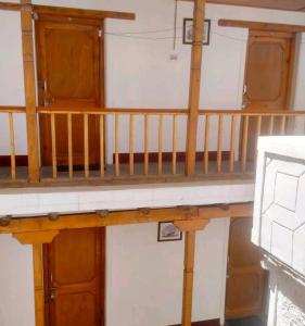 列城Gomang guest house Leh的木柜的木楼梯