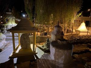 列城Gomang guest house Leh的夜间花园的街灯