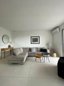 卡西斯LA MAUVIERE - 75m2 - 4pers - Parking - Wifi的客厅配有沙发和桌子