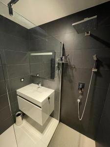 卡西斯LA MAUVIERE - 75m2 - 4pers - Parking - Wifi的带淋浴和白色盥洗盆的浴室