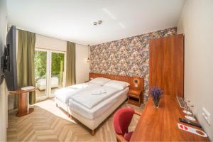 托考伊Hotel Csillag Tokaj的一间卧室配有一张床和一张木桌