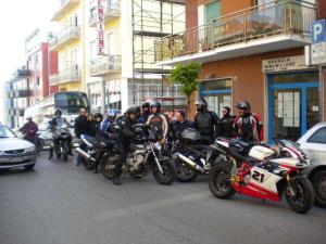 泰尔莫利Pensione Villa Ida的一群骑摩托车的人在城市街道上