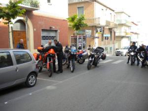 泰尔莫利Pensione Villa Ida的一群骑摩托车的人在城市街道上