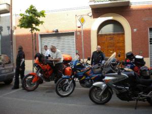 泰尔莫利Pensione Villa Ida的停在大楼前的一组摩托车