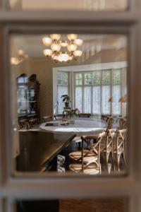 迪尔森-斯托科姆Villa les Bruyères的一间带桌椅的用餐室