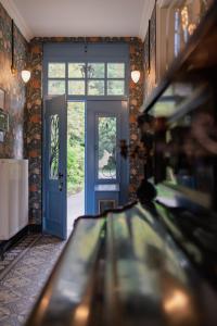 迪尔森-斯托科姆Villa les Bruyères的一间设有蓝色门和窗户的房间