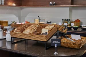 哥本哈根斯卡特托马斯酒店的桌上的面包和篮子的展示