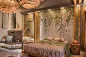 斯沃伦塔阿维托斯度假酒店的一间卧室配有一张壁画大床