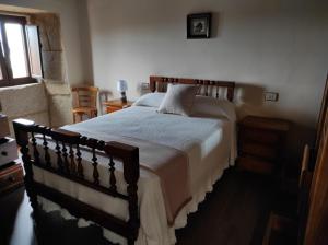 卡尔诺塔Casa de Xusto的一间卧室设有一张大床和一个窗户。