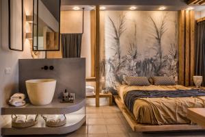 斯沃伦塔阿维托斯度假酒店的一间卧室配有床和壁画