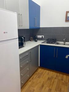 Lovely studio apartment in Pafos的厨房或小厨房