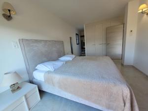 普罗普里亚诺Appartement neuf 3 chambres vue mer Propriano的一间卧室配有一张大床和一个床头柜